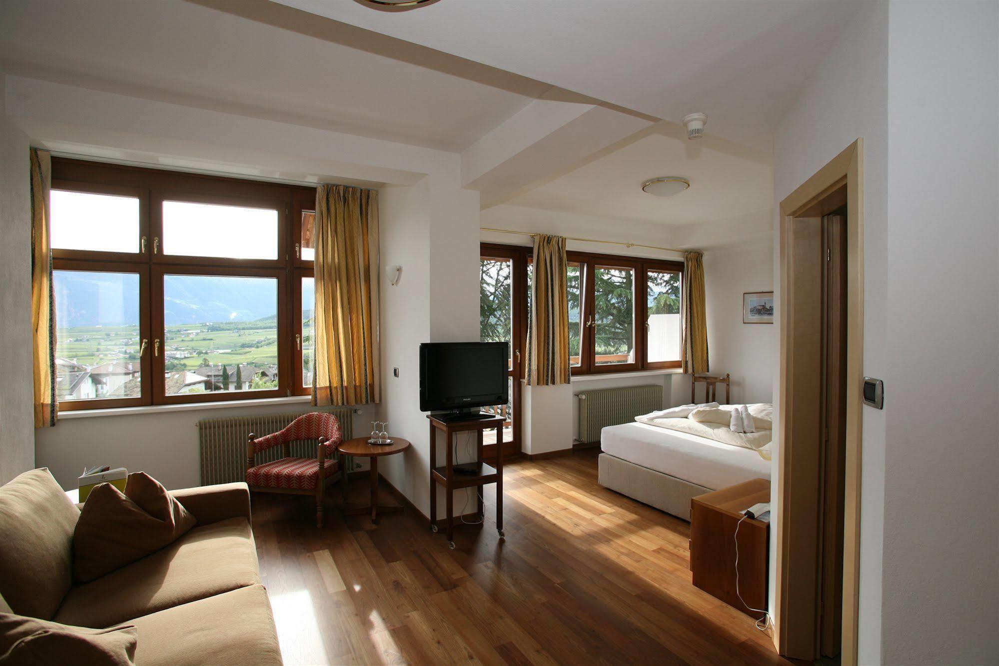 Hotel Lambrechtshof Appiano Sulla Strada Del Vino Esterno foto
